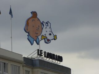 Kuifje en Bobbie boven een gebouw in de Brusselse Paul-Henri Spaaklaan