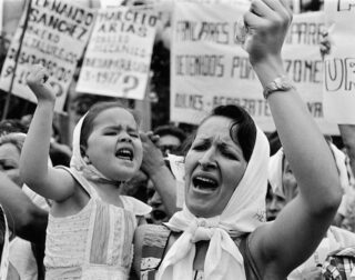 Moeder met haar dochter tijdens een protest