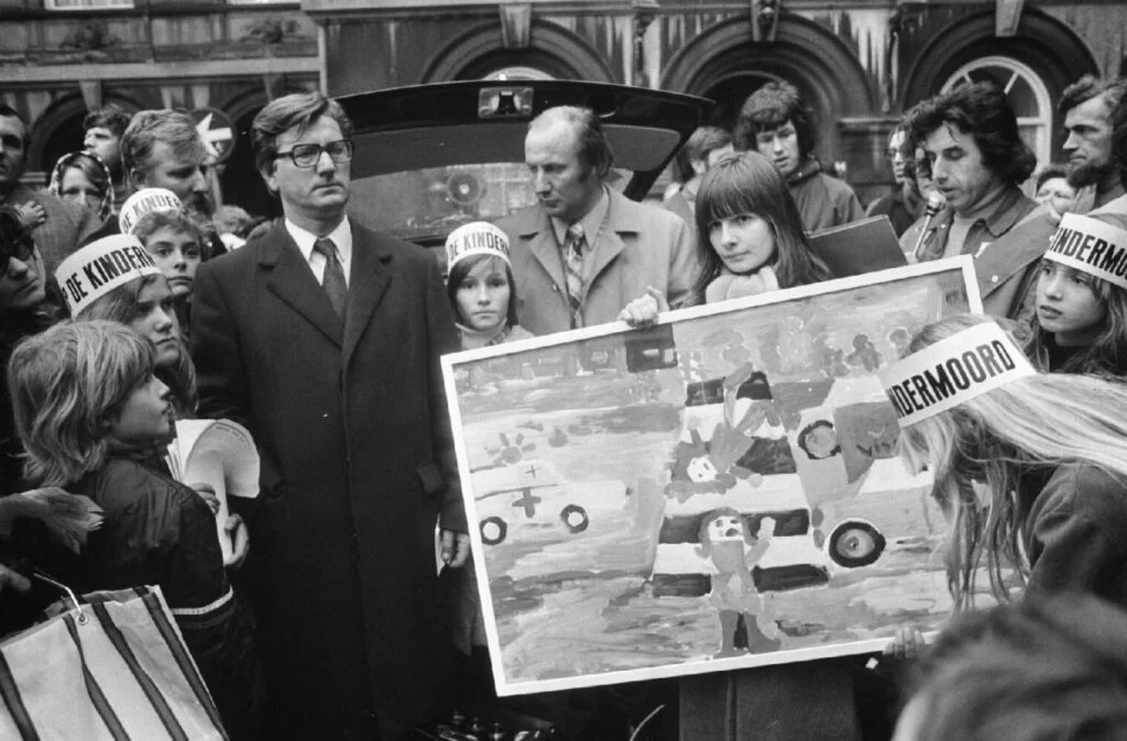 Vic Langenhoff tijdens een actie van Stop de Kindermoord, 6-2-1974