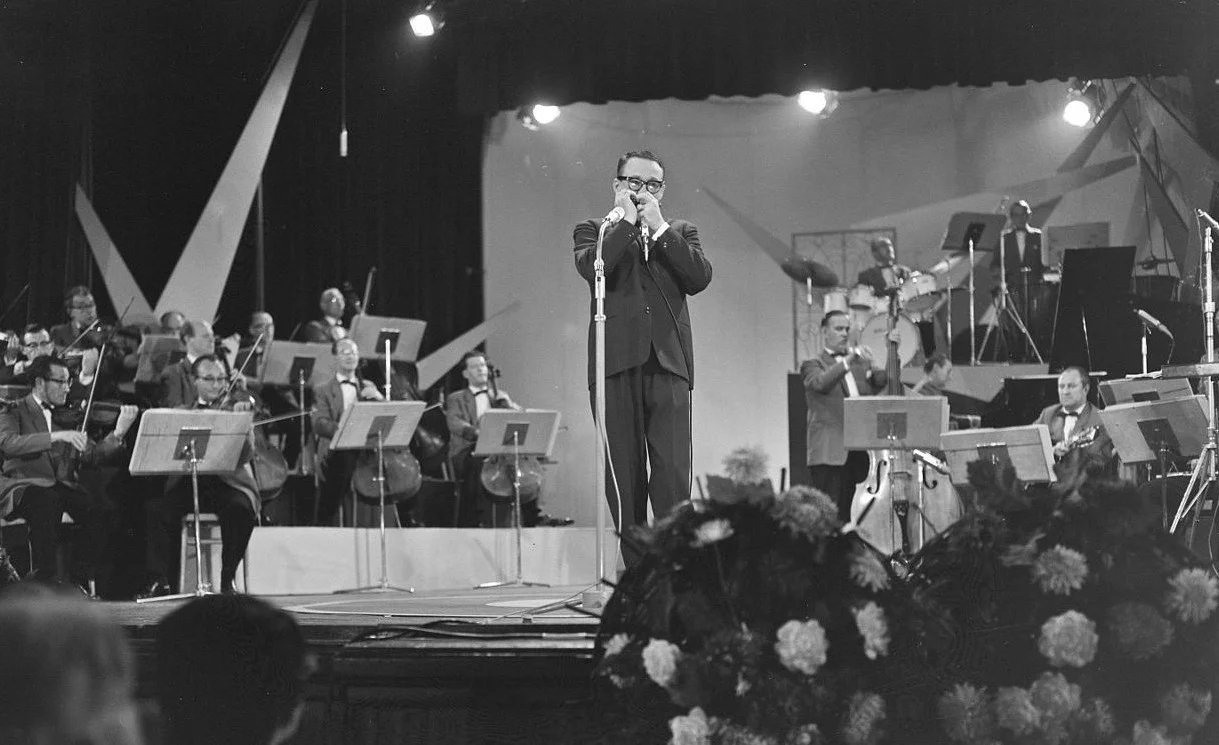 Toots Thielemans tijdens een optreden in het Kurhaus in 1961