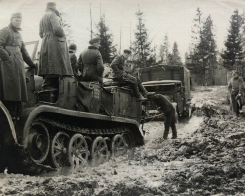Duitse tank, vast in de modder. Herfst 1941