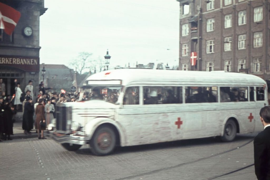Witte bussen van het Rode Kruis in Denemarken