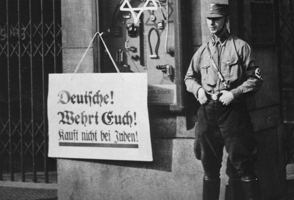 Bord in Berlijn met daarop de tekst "Duitsers, verweer je! Koop niet bij Joden", 1933