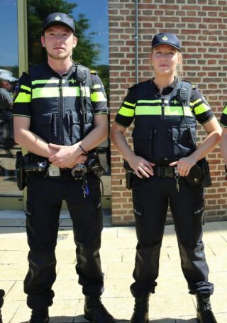 Nederlandse agenten met strepen op hun uniform 