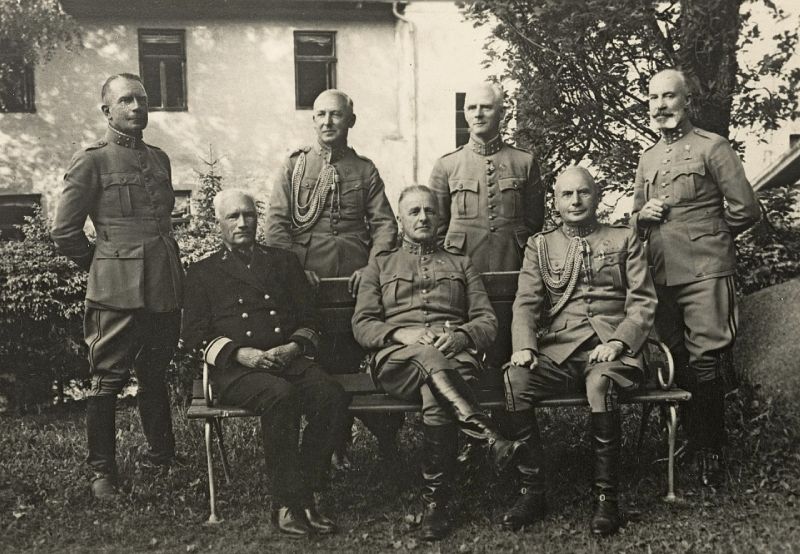 Een aantal Nederlandse officiers in krijgsgevangenschap in 1941, waaronder Van voorst tot Voorst  en Winkelman. (CC0 – Ministerie van Defensie – wiki)