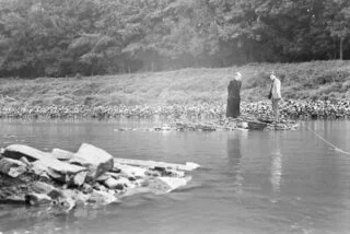 Bij laag water drooggevallen restanten van Kasteel Elsloo