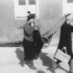Burgers uit Weimar bezoeken gedwongen het concentratiekamp Buchenwald (1)