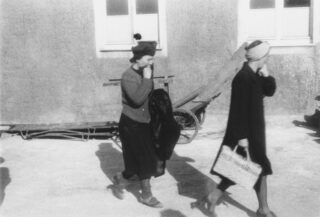 Burgers uit Weimar bezoeken gedwongen het concentratiekamp Buchenwald (1)