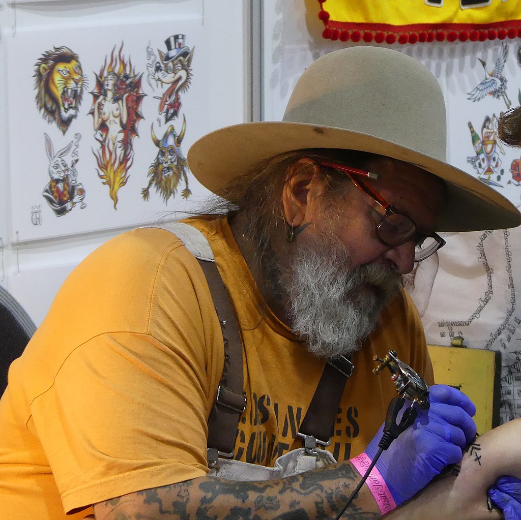 Henk Schiffmacher zet een tatoeage, 2018