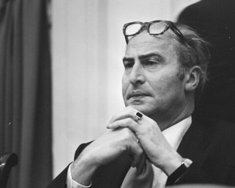 Minister Henk Vredeling tijdens een debat in de Tweede Kamer, 20 januari 1976