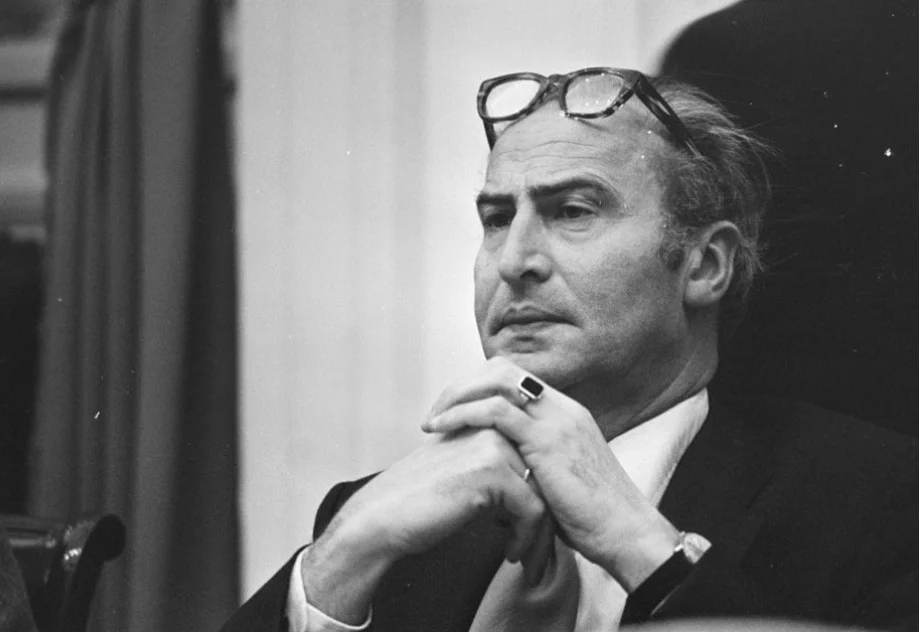 Minister Henk Vredeling tijdens een debat in de Tweede Kamer, 20 januari 1976