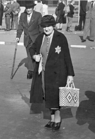 Joodse vrouw in berlijn met een gele ster, 1941 