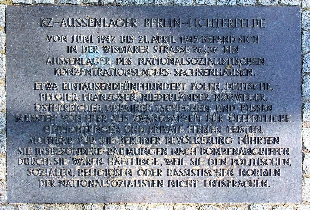 Gedenktafel aan de Wismarer strasse ter herinnering aan KZ-Außenlager Lichterfelde 