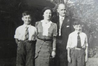 Karel en Johanna Nihom met hun zonen Rolf en Harry, ca. 1936