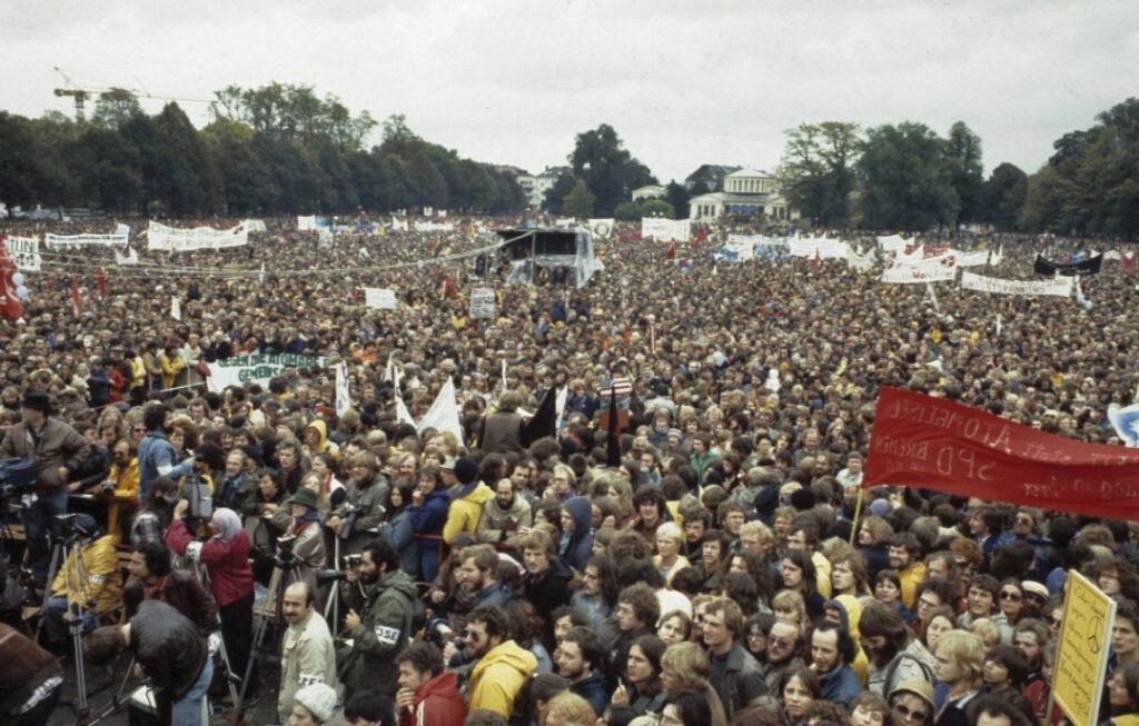 Massademonstratie in Bonn tegen de nucleaire wapenwedloop tussen de NAVO en het Warschaupact, 1981
