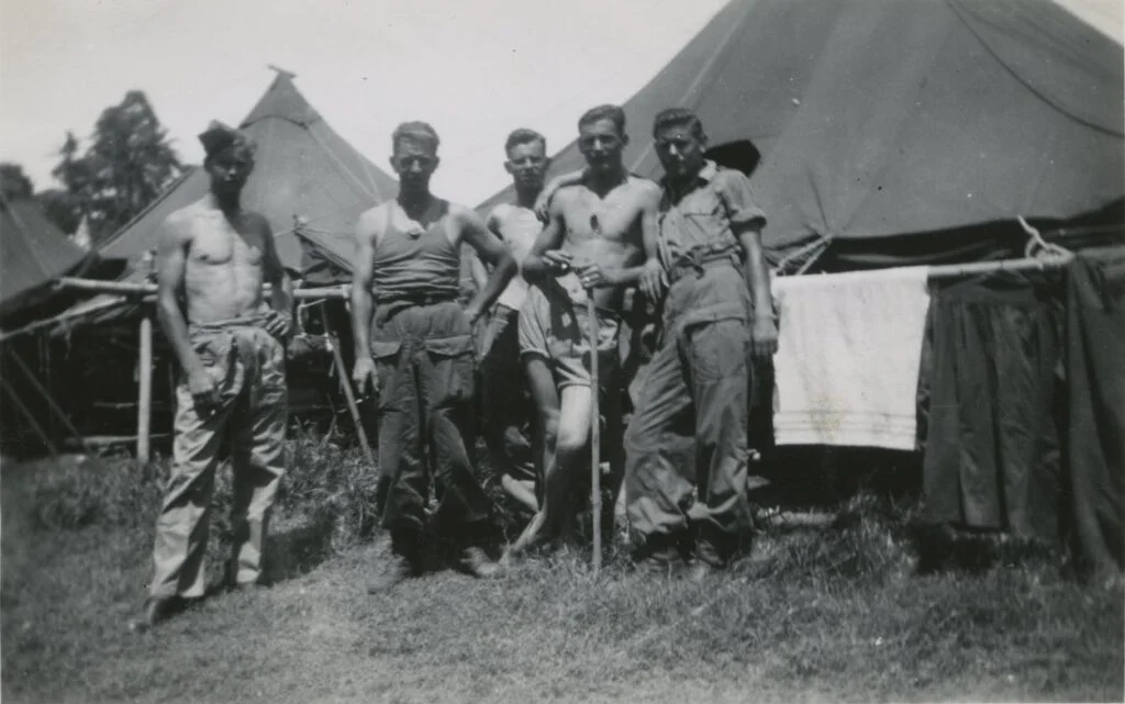 Nederlandse militairen in 1948 in Makassar, Zuid-Celebes.