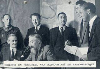 Directie en personeel van Radio België in september 1944. Jan Moedwil onderaan rechts en Victor de Laveleye onderaan links