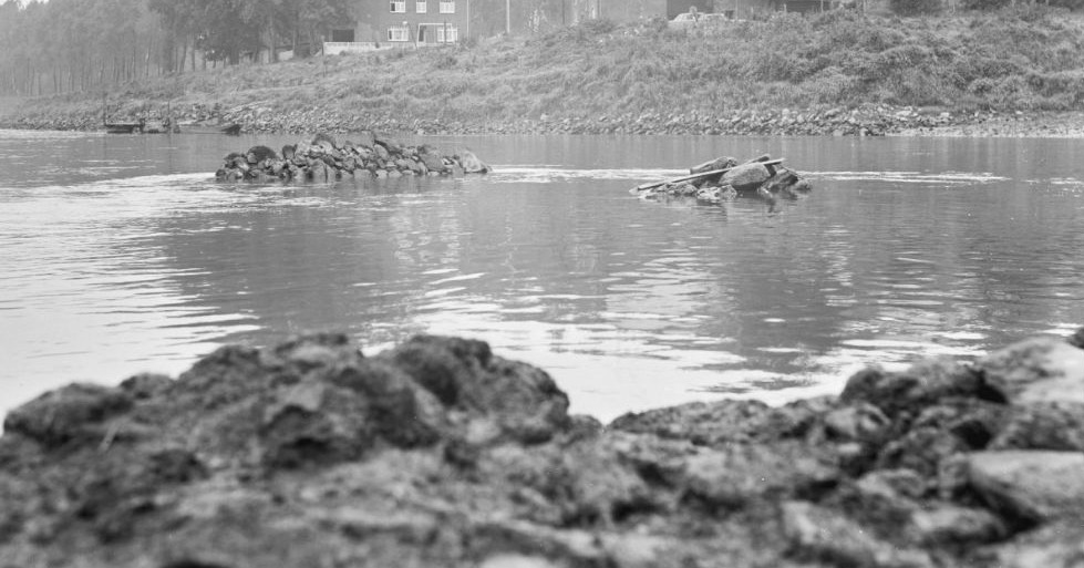 Restanten van de burcht steken boven het water uit, 1969