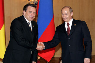 Gerhard Schröder en president van Rusland Vladimir Poetin tijdens een bezoek op het Kremlin op 9 mei 2005
