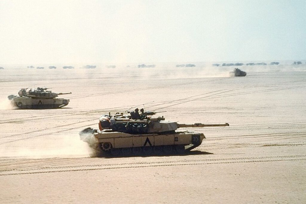 Tanks tijdens het grondoffensief van de Golfoorlog
