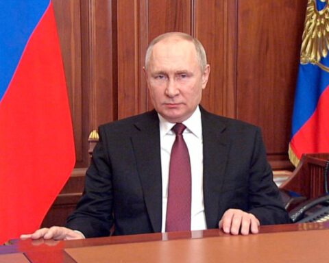De Russische president Vladimir Poetin tijdens zijn toespraak op 24 februari 2022 waarin hij een "speciale militaire operatie" in Oekraïne aankondigde.