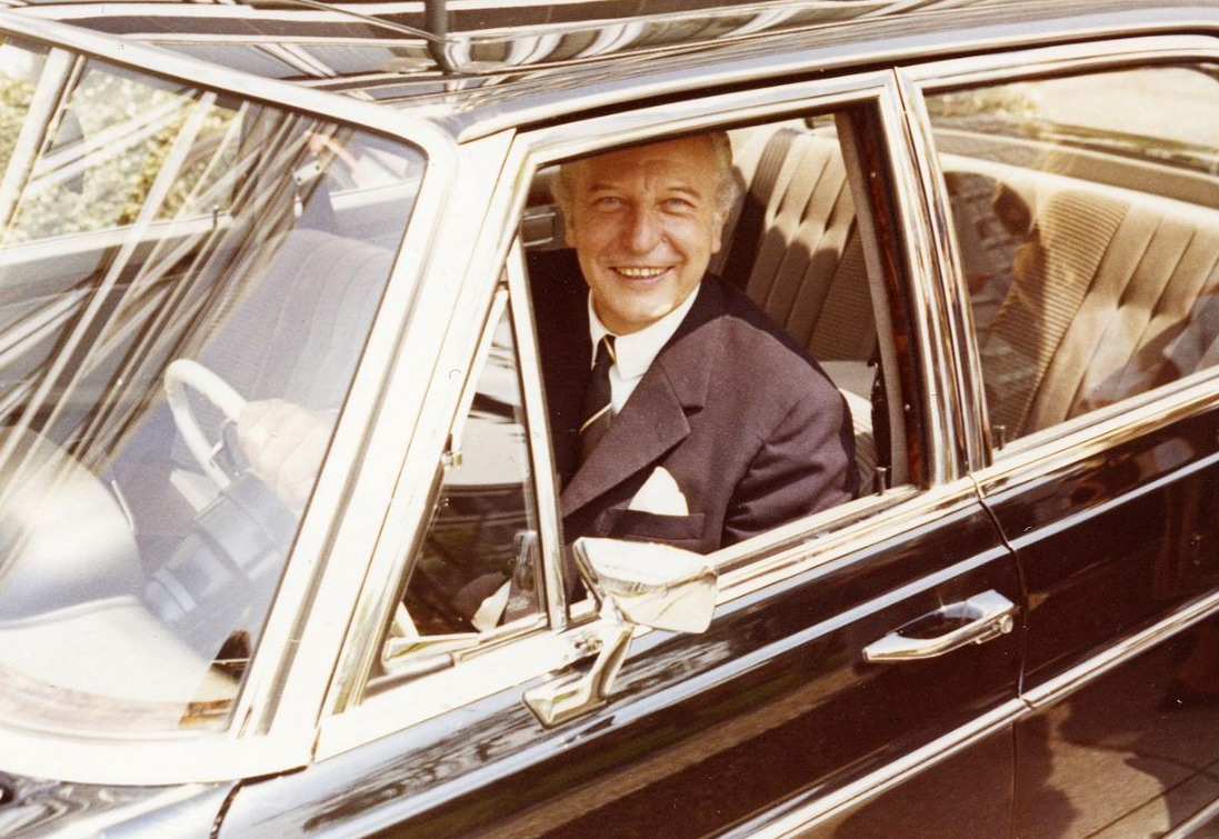 Walter Scheel in een Mercedes Benz