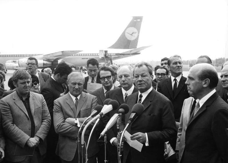 Willy Brandt en Walter Scheel op de luchthaven van Keulen/Bonn, 1970 