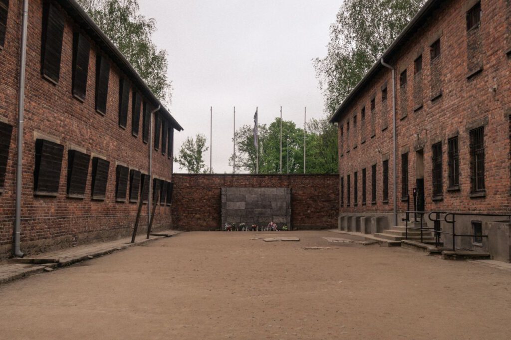 De gereconstrueerde executiemuur tussen Block 10 en 11 in het Stammlager Auschwitz. Hier werden gevangenen geëxecuteerd, onder meer door Oswald Kaduk.