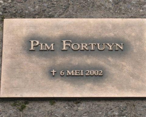 Gedenkplaat voor Pim Fortuyn op het Mediapark in Hilversum.