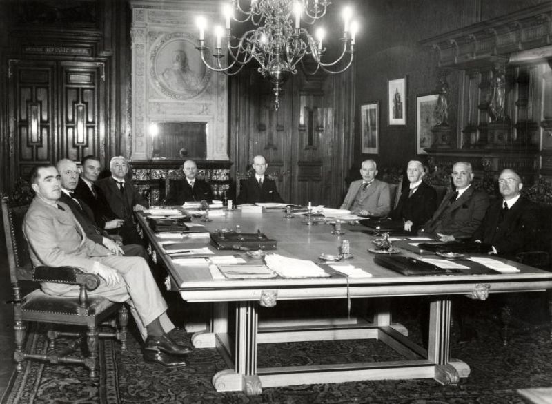 De eerste officiële zitting van het tweede kabinet De Geer, met Dijxhoorn als derde van links (1939).