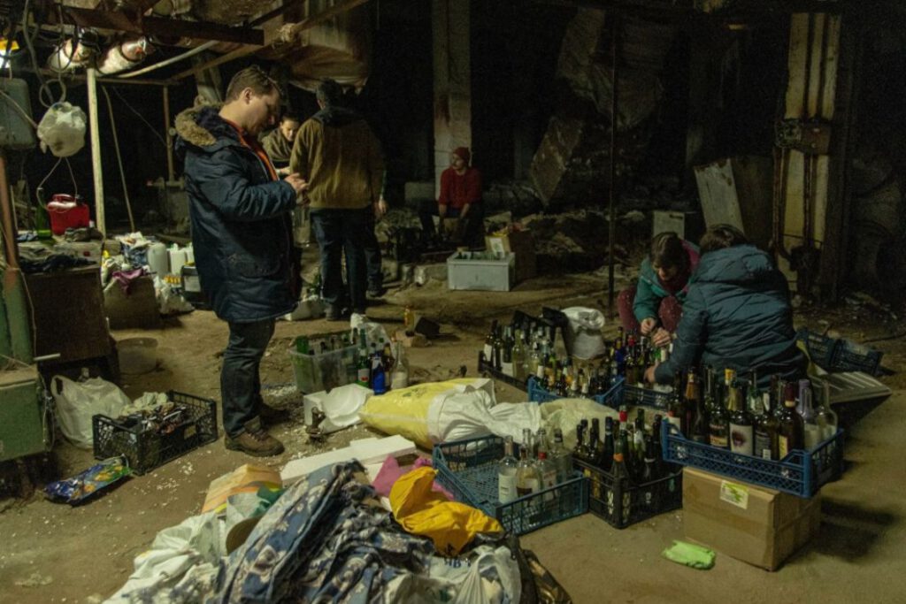 Burgers in Kiev bereiden molotovcocktails, 26 februari