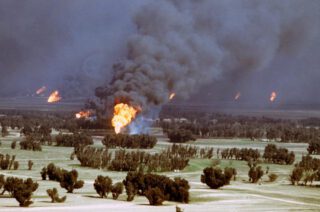 Brandende oliebronnen in Koeweit als gevolg van de Golfoorlog, 1991
