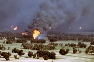 Brandende oliebronnen in Koeweit als gevolg van de Golfoorlog, 1991