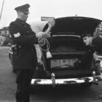 Foto uit 1948 van twee politie-agenten. De linker agent is duidelijk hoger in rang dan de rechter.