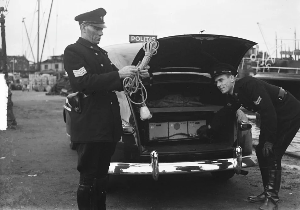 Foto uit 1948 van twee politie-agenten. De linker agent is duidelijk hoger in rang dan de rechter.