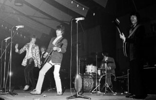 Rolling Stones in 1967 tijdens een optreden dat wél doorging, in de Houtrusthallen in Den Haag