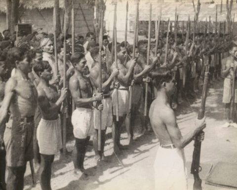 Leden van de Laskar Bambu Runcing, klaar om met speren de Indonesische vrijheid te verdedigen. Slechts twee hebben een geweer. De foto is gemaakt in 1946, plaats onbekend. (ANRI/IPPHOS)