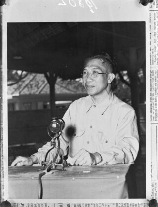 Sukawati op de Denpasar-conferentie, waar de deelstaat Oost-Indonesië werd opgericht waarvan hij de president werd. 