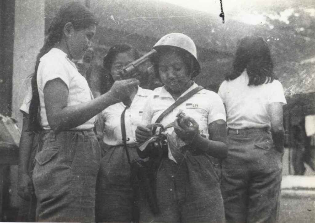 Leden van de Laskar Wanita (Vrouwenstrijdgroep) in Solo (Midden-Java) krijgen militaire training, 1946. (ANRI/IPPHOS)