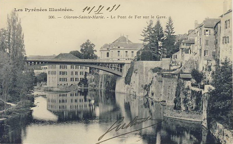 Rond 1900 ontwikkelde Oloron-Sainte-Marie zich tot het centrum van de barettenproductie, met fabriekjes aan de oevers van de Gave. 