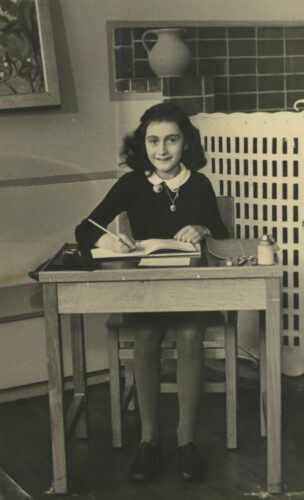 Schoolfoto van Anne Frank, genomen in 1940 in de zesde klas van de 6e Montessorischool in Amsterdam