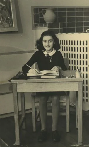 Schoolfoto van Anne Frank, genomen in 1940 in de zesde klas van de 6e Montessorischool in Amsterdam