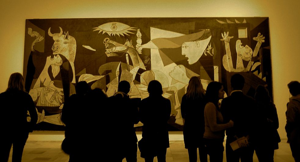 Bezoekers bij het beroemde schilderij van Picasso 