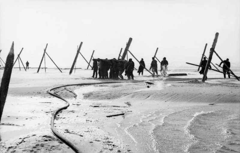 Versperringen op een strand, 1943 