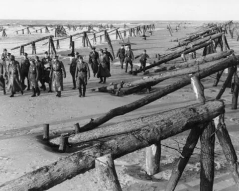 Erwin Rommel tijdens een inspectie op een strand in Frankrijk