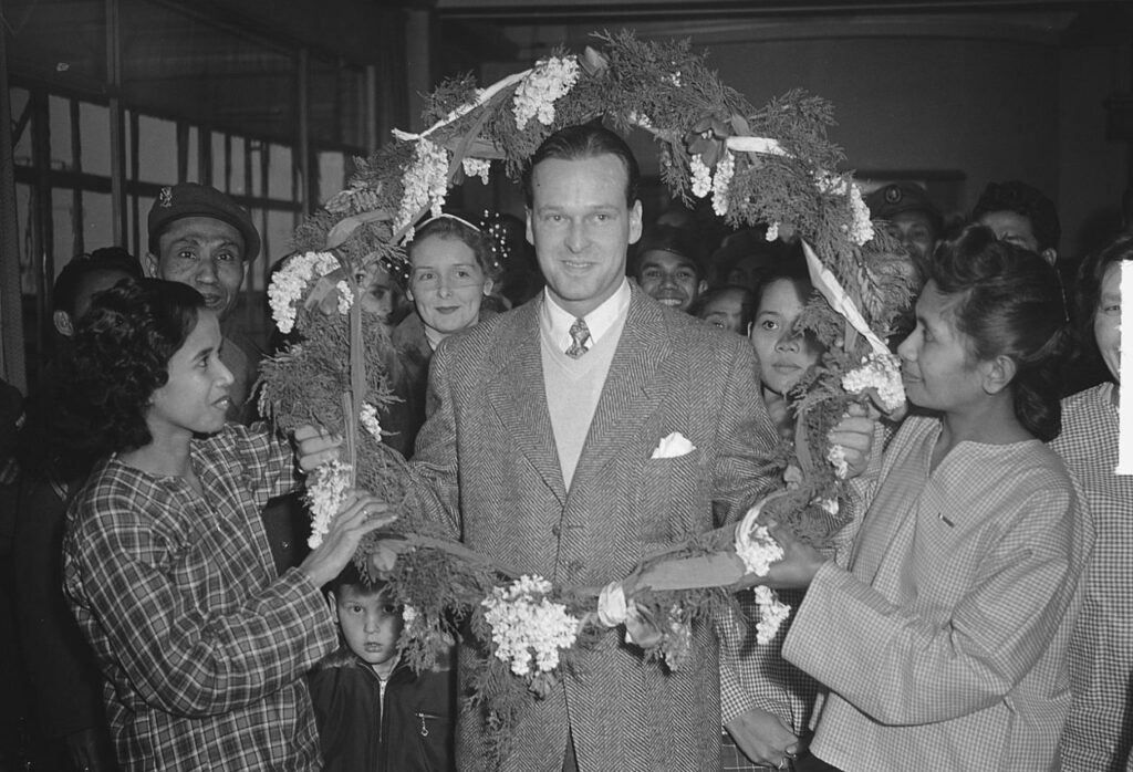 Erik Hazelhof Roelfzema wordt na een bezoek aan Ambon op Schiphol ontvangen door Molukse vrouwen, 17 februari 1951 