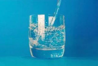Een glas water, in de volksmond ook wel eens 'gemeentepils' genoemd