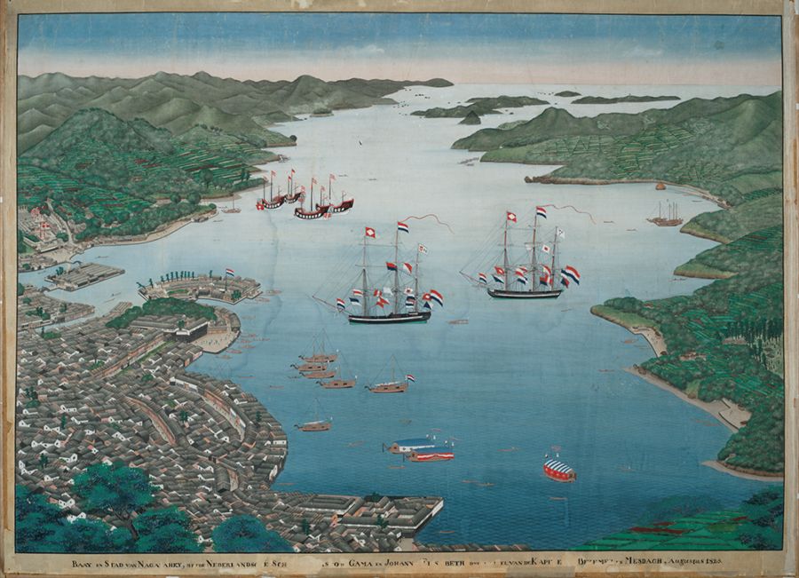 Het eiland Deshima in de baai van Nagasaki met de schepen 'Vasco da Gama' uit Gent en 'Johanna Elisabeth' uit Antwerpen., Keiga Kawahara, ca 1825