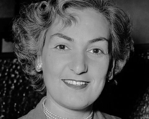 Jeanne Roos kondigde als eerste televisie-omroepster op 2 oktober 1951 het programma van de Nederlandse Televisie Stichting aan.