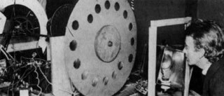 John Logie Baird met zijn televisietoestel
